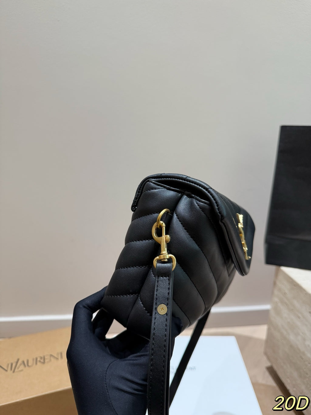 SAINT LAURENT Loulou – 20 × 15 cm
