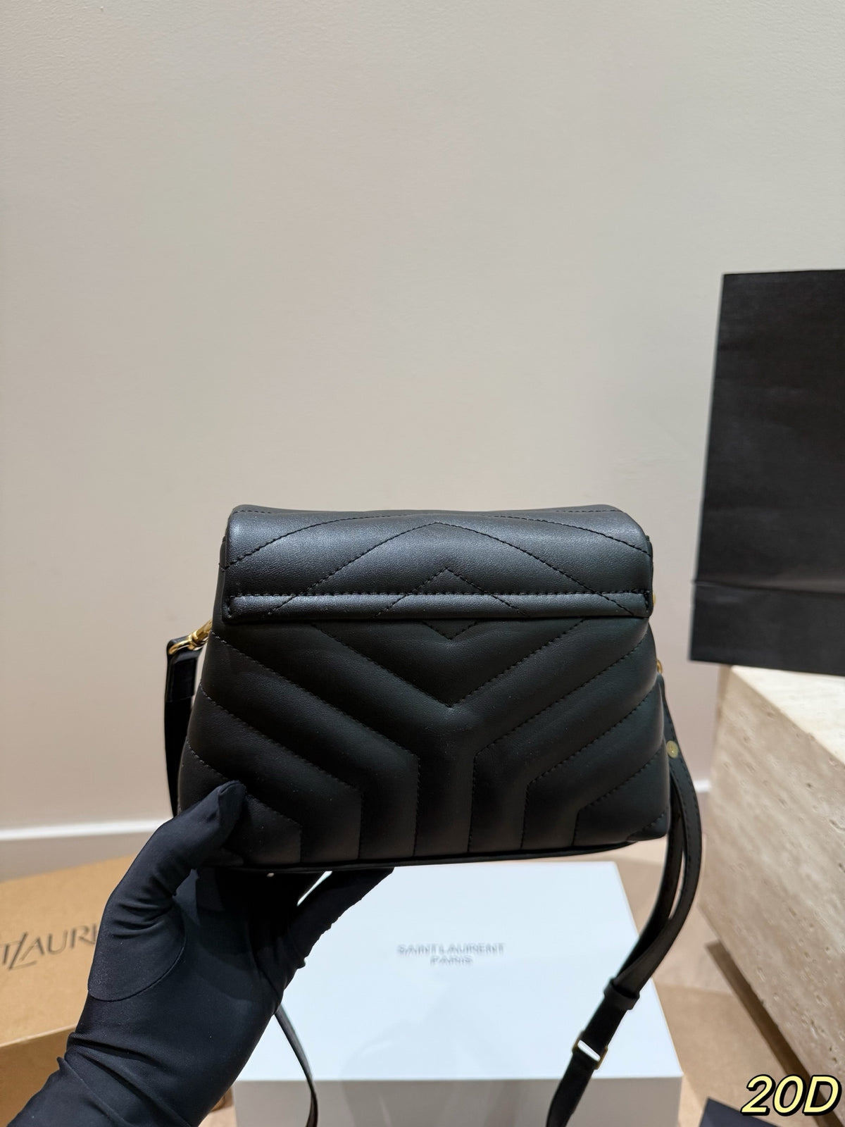 SAINT LAURENT Loulou – 20 × 15 cm