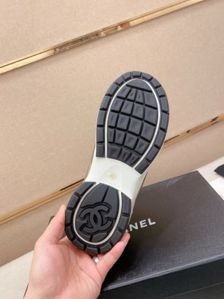 CHANEL CC Logo Sneakers – Blanc & Silver
